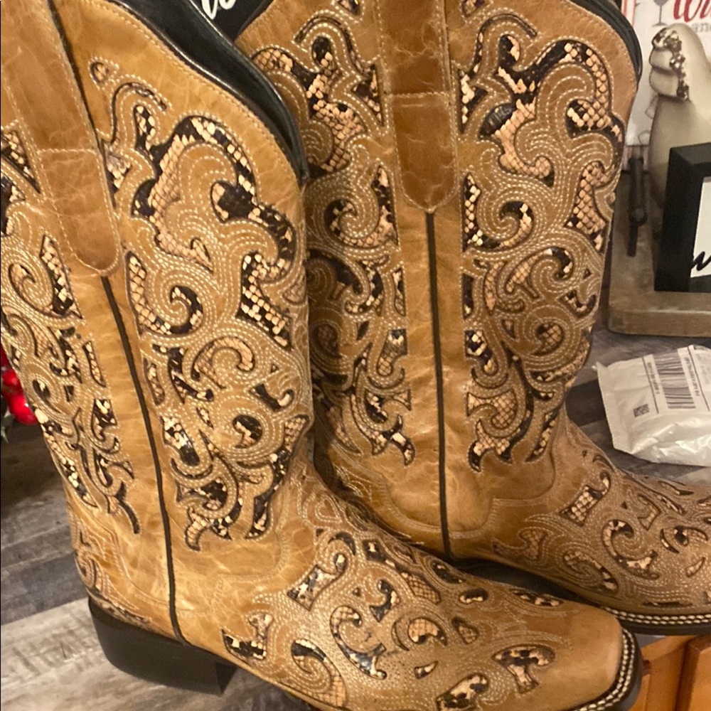 Like New-Tan Embroidered Western Cowboy Boots - Intricate Cutout Design-